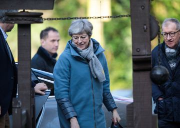 La primera ministra del Reino Unido, Theresa May, acompañada este domingo de su marido en Londres, a su llegada al servicio religioso.