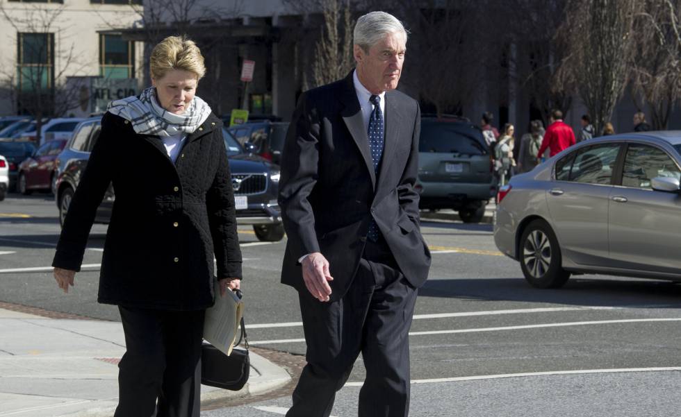 El fiscal especial Robert Mueller y su esposa, Ann, ayer en Washington.