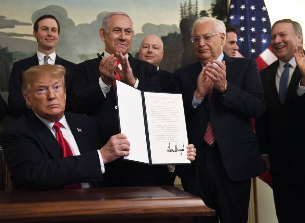 Donald Trump muestra su firma tras el encuentro con Netanyahu.