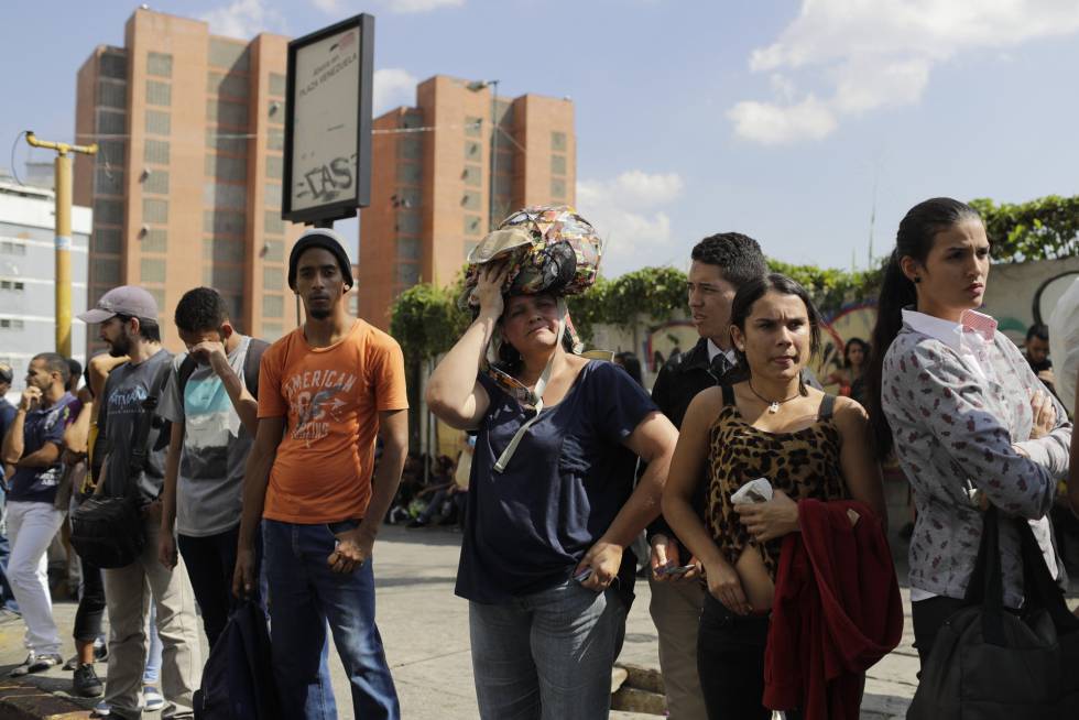 Las paradas de autobús se llenaron durante el apagón ante el cierre del metro de Caracas.