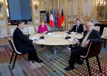 El presidente chino Xi Jinping, la canciller alemana Angela Merkel, el presidente francés Emmanuel Macron, y el presidente de la Comisión Europea Jean-Claude Juncker, reunidos en París