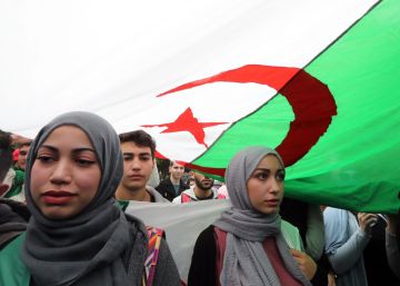 Estudiantes argelinos participan en una manifestación contra  Abdelaziz Buteflika, este martes en Argel (Argelia). 