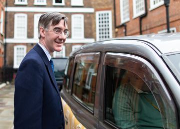 El líder de los euroscépticos conservadores, Jacob Rees-Mogg, a las puertas de su residencia en Londres