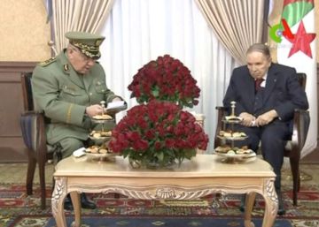 El preisdente argelino, Abdelaziz Buteflika, junto al Jefe del Estado Mayor, Ahmed Gaid Salah, en una imagen tomada de la televisión pública el 11 de marzo.rn 