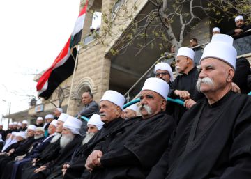 Líderes religiosos drusos con la bandera siria, en una protesta el sábado en Majdal Shams. 