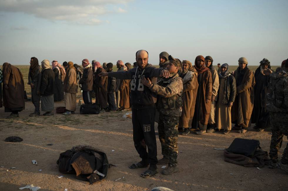 Registro a un hombre detenido por las fuerzas kurdas tras salir de Baguz, el 22 de febrero.