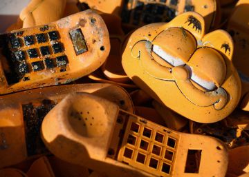 Resuelto el misterio de los teléfonos Garfield en las playas francesas