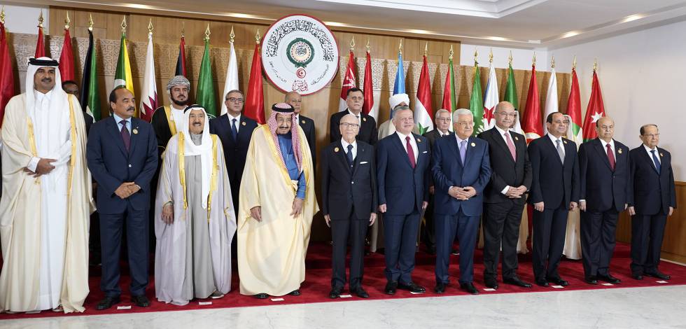 Foto de familia de los líderes árabes que han asistido a la trigésima cumbre de la Liga Árabe celebrada en Túnez