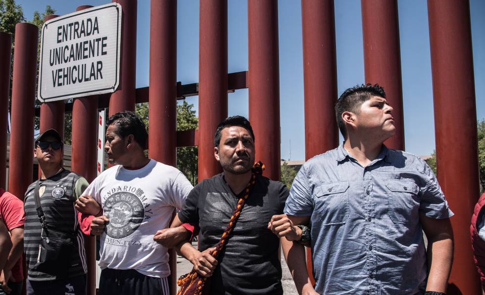 Miembros de la CNTE bloquean acceso al Congreso.