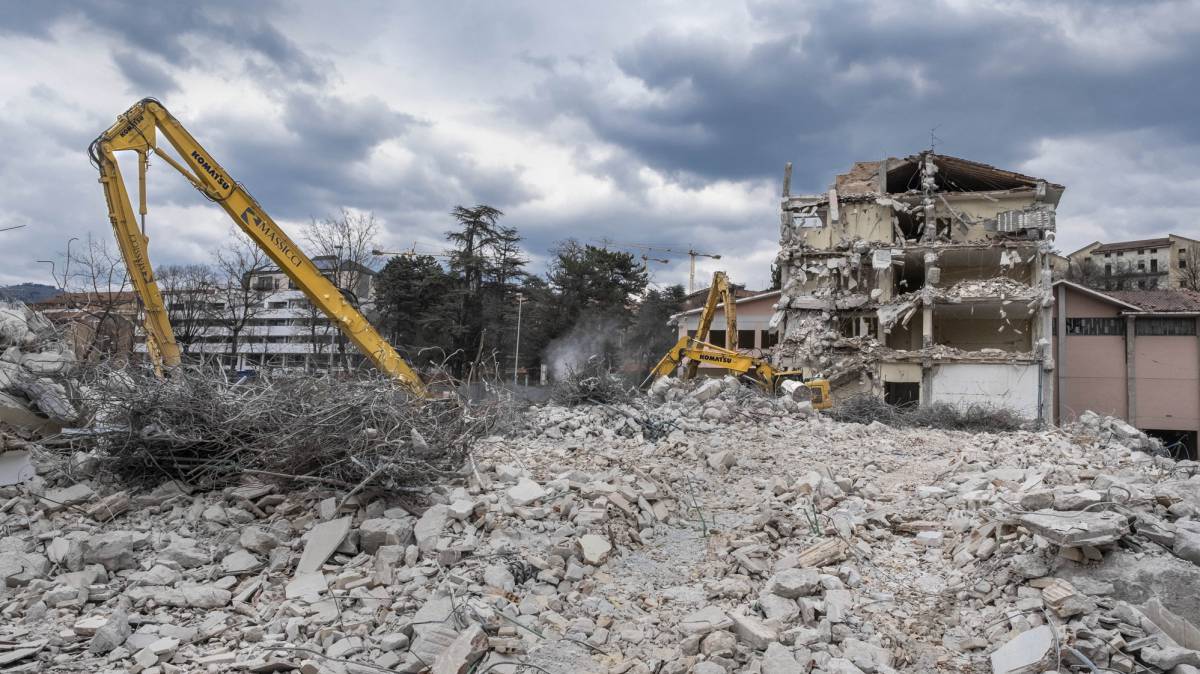 Las excavadoras derriban un edificio dañado en L'Aquila.