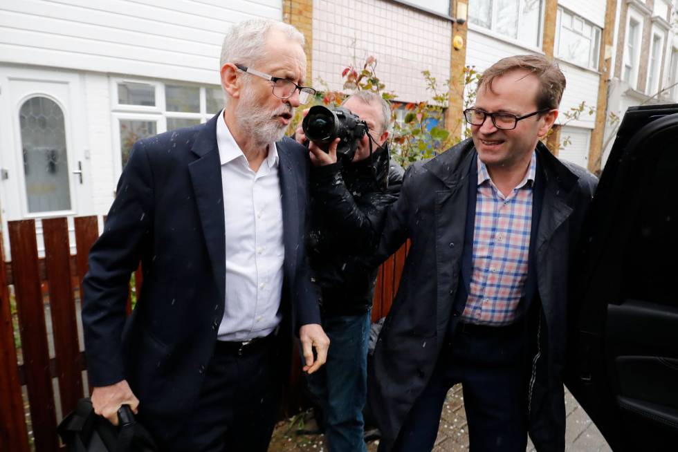 El lÃder laborista, Jeremy Corbyn, a la salida este jueves de su domicilio en Londres.