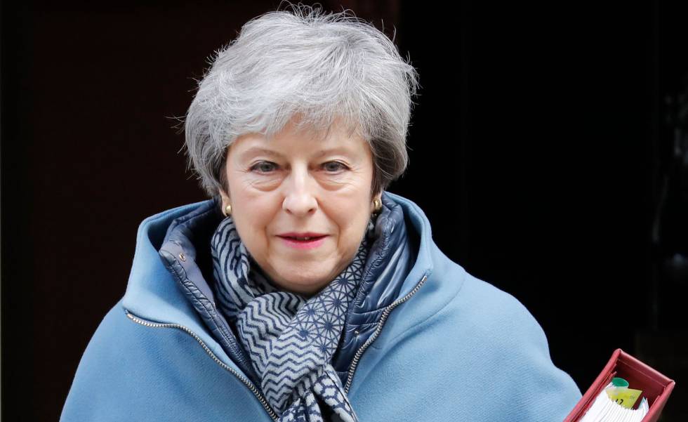 La primera ministra británica, Theresa May, sale de Downing Street el 3 abril.