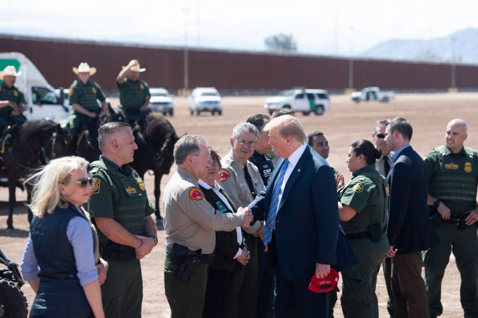 Trump saluda a la policía de fronteras junto a la valla de Calexico.