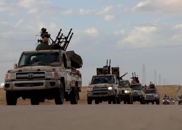 Imagen tomada de la página de Facebook del Ejército Nacional Libio (LNA), en la que se ve a las fuerzas encabezadas por el mariscal de campo Jalifa Haftar avanzando hacia Trípoli.