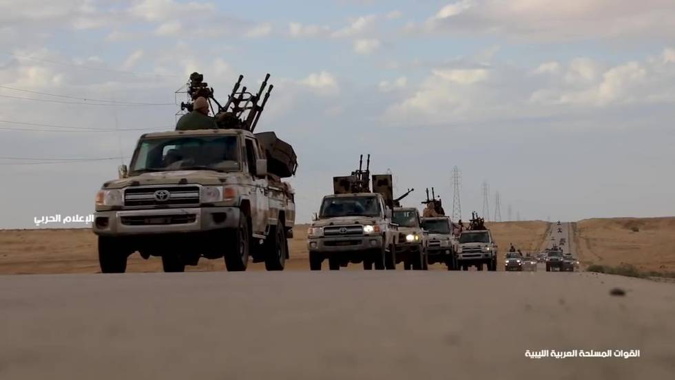 Imagen tomada de la pÃ¡gina de Facebook del EjÃ©rcito Nacional Libio (LNA), en la que se ve a las fuerzas encabezadas por el mariscal de campo Jalifa Haftar avanzando hacia TrÃ­poli.