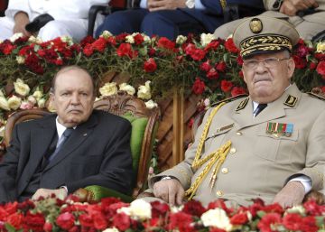 Buteflika (izquierda) con el general Gaid Salah en 2012 en Argel.