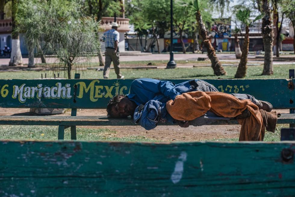 Un hombre duerme en el parque del mariachi, en Mexicali.