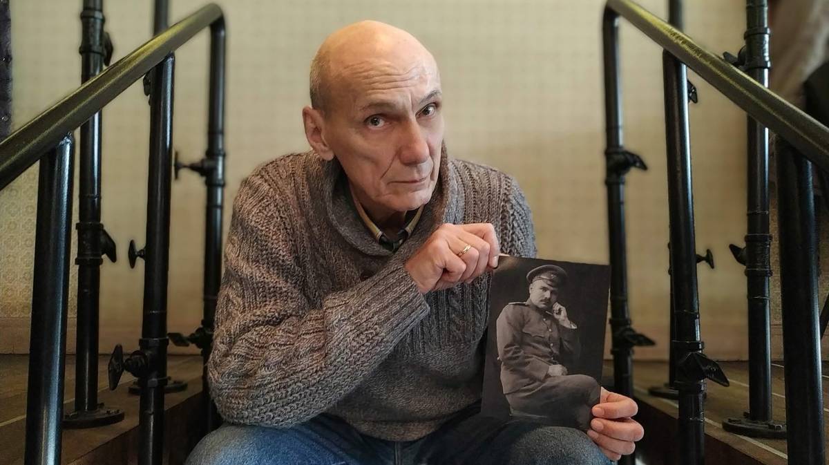 George Shajet con una foto de su abuelo.