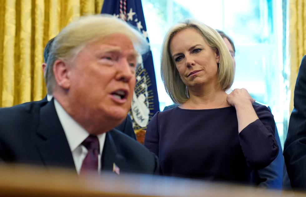 Kirstjen Nielsen como secretaria del DHS junto al presidente Donald Trump.