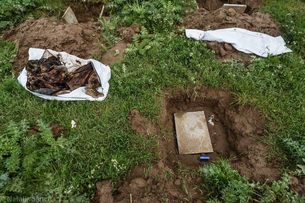 Cadáveres exhumados a las afueras de Raqa.