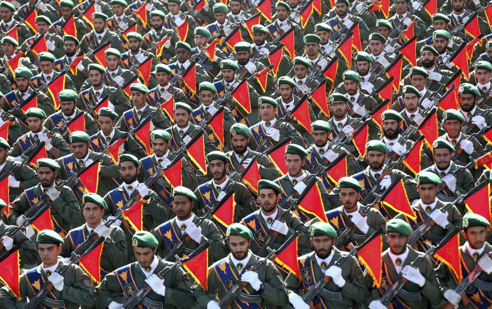 A Guarda RevolucionÃ¡ria do IrÃ£ em um desfile de 2016.