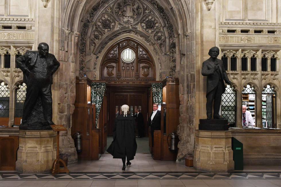 Un letrado del Parlamento británico devuelve este lunes de la Cámara de los Lores a la Cámara de los Comunes la ley que obliga a una prórroga del Brexit.