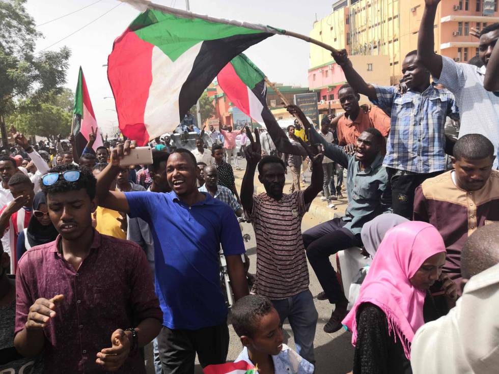 Manifestantes sudaneses protestan este jueves en las inmediaciones del cuartel general del Ejército.