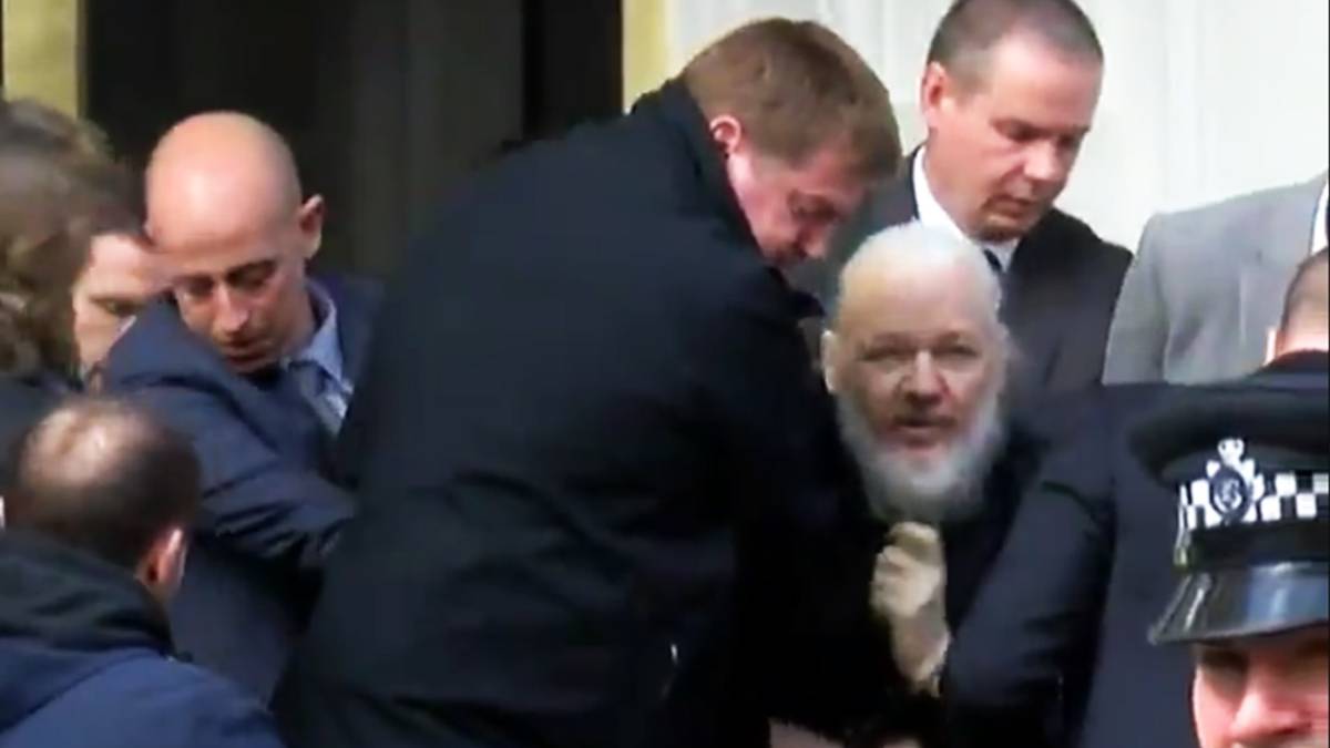 Agentes de la Policía Metropolitana detienen a Assange este jueves en Londres. 