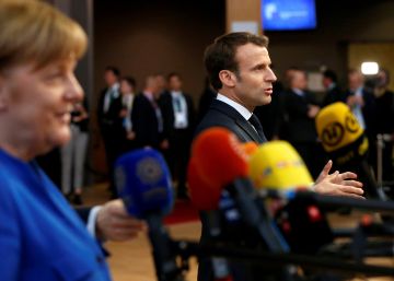Angela Merkel y Emmanuel Macron, a su llegada a la cumbre, este miércoles.