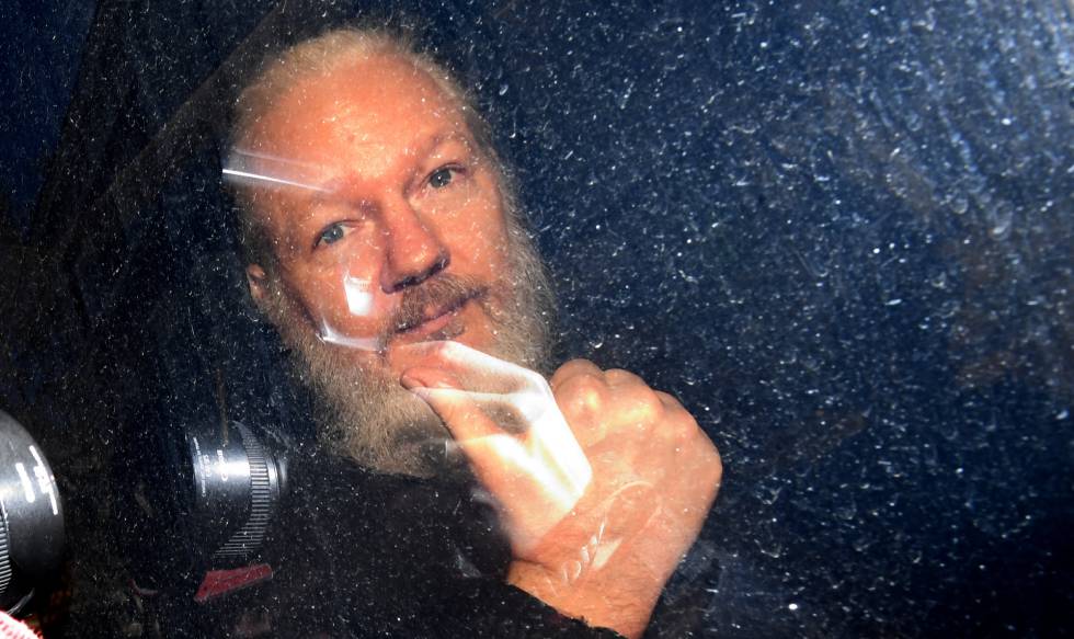 O fundador do WikiLeaks, Julian Assange, depois de sua prisão em Londres.