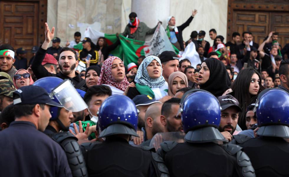 Decenas de argelinos protestan en Argel contra el nuevo Gobierno interino del paÃ­s tras la dimisiÃ³n de Abdelaziz Bouteflika.