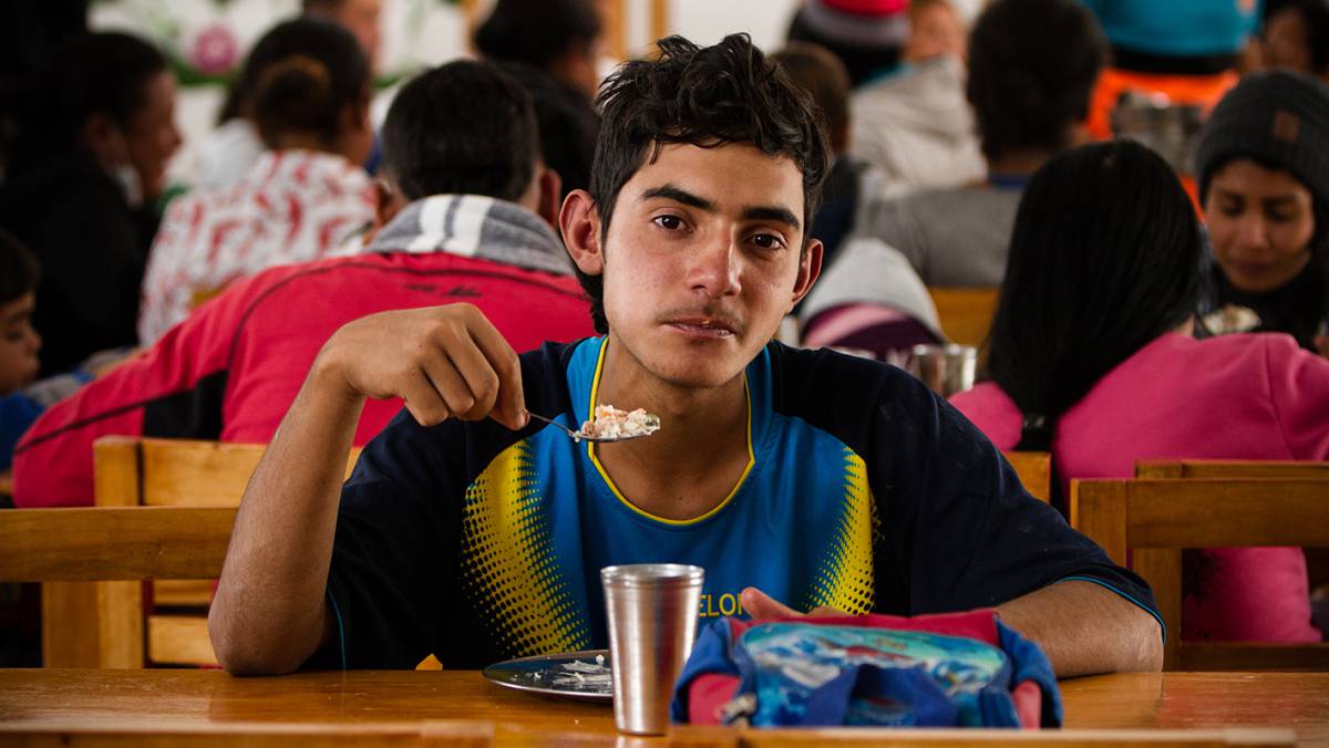 Migrante venezolano en un comedor en Ecuador.