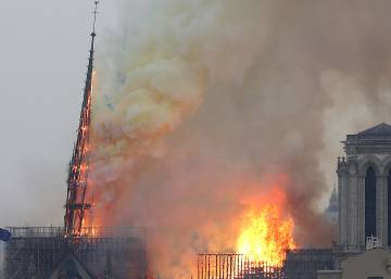 Así ha caído la aguja de la Catedral de Notre Dame durante el incendio