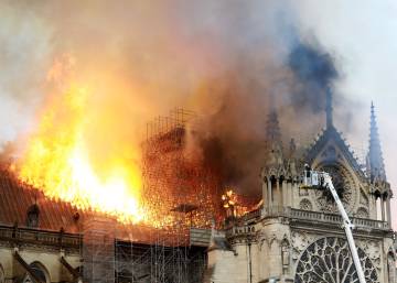 El incendio en Notre Dame, en imágenes