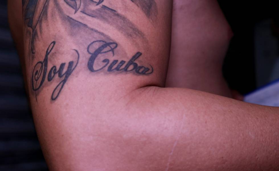 Alexey SuÃ¡rez, de 31 aÃ±os, muestra un tatuaje por el que estuvo preso dos dÃ­as en Cuba: una bandera de Estados Unidos.