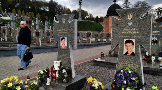 Tumbas de muertos en la guerra en el Este, este miércoles en el cementerio de Lychakiv, en Lviv. 