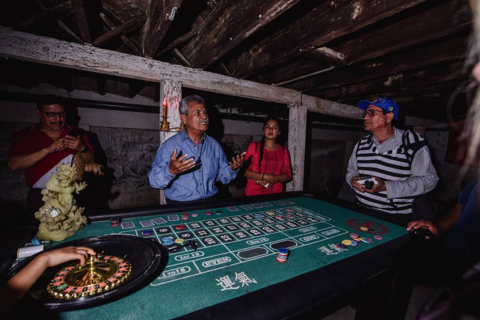 El guía, en un sótano que recrea un viejo casino subterráneo.