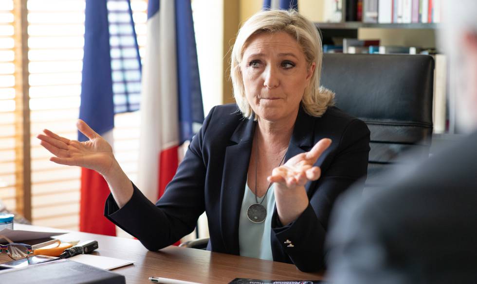 Marine Le Pen, durante la entrevista realizada este martes, en su despacho. 
