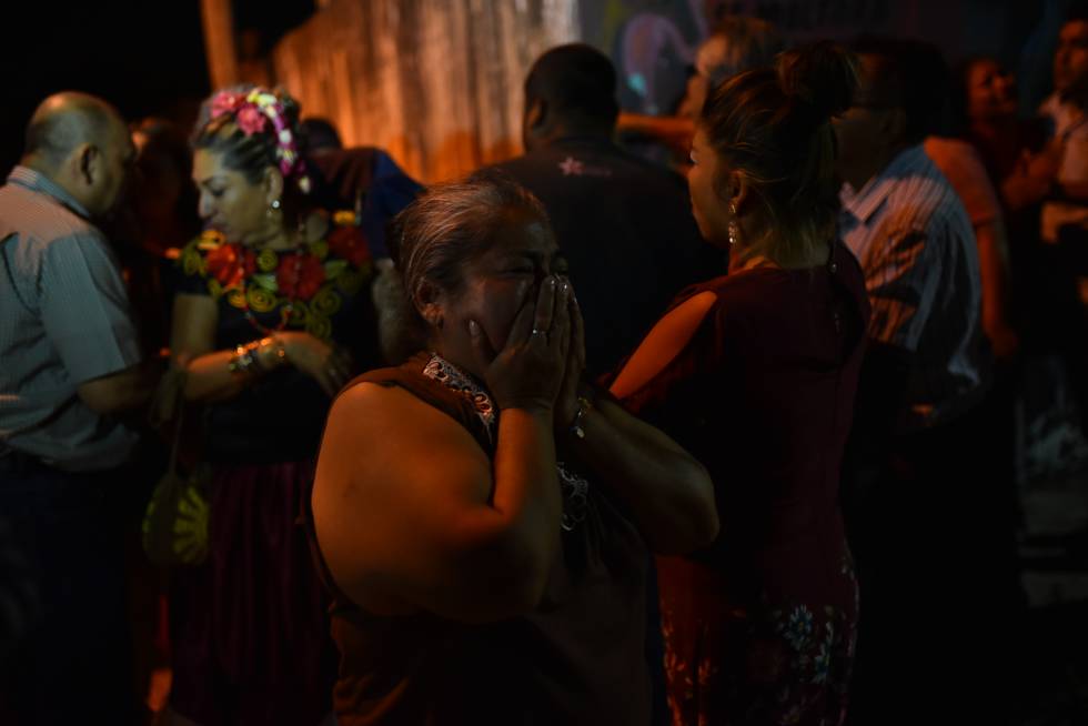 Un grupo de mujeres en el lugar del crimen, en Veracruz.