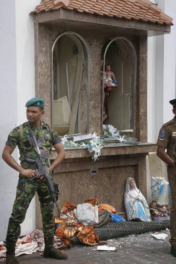 Soldados en una iglesia de Colombo.