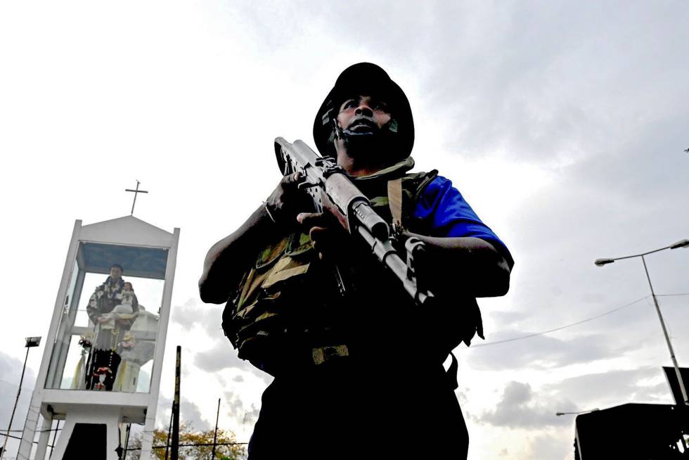 Un soldado hace guardia cerca de la iglesia de San Antonio en Colombo este lunes. 