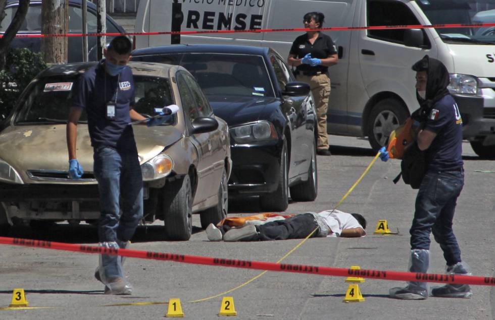 Forenses investigan un asesinato en Ciudad Juárez. 