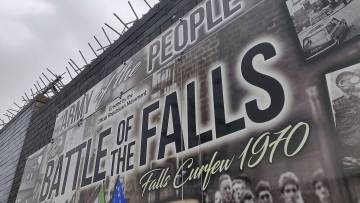 Detalle del muro que separa a los sectores católico y protestante en la ciudad de Belfast.