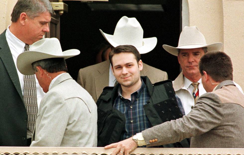 John William King, centro, tras ser condenado a muerte en 1999.