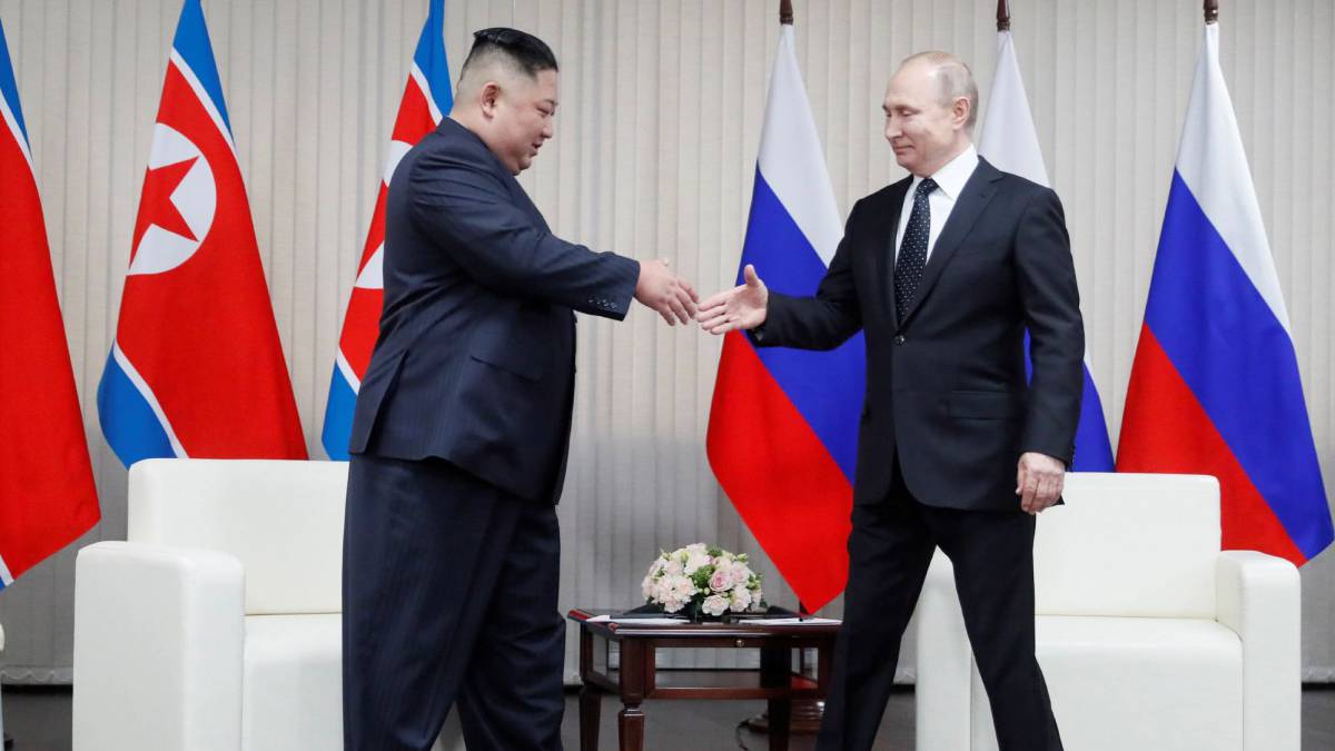 El presidente ruso Vladímir Putin recibe al líder norcoreano Kim Jong-un en Vladivostok.