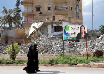 Dos mujeres sirias pasan ante las ruinas de edificios, el pasado día 1 en Raqa.