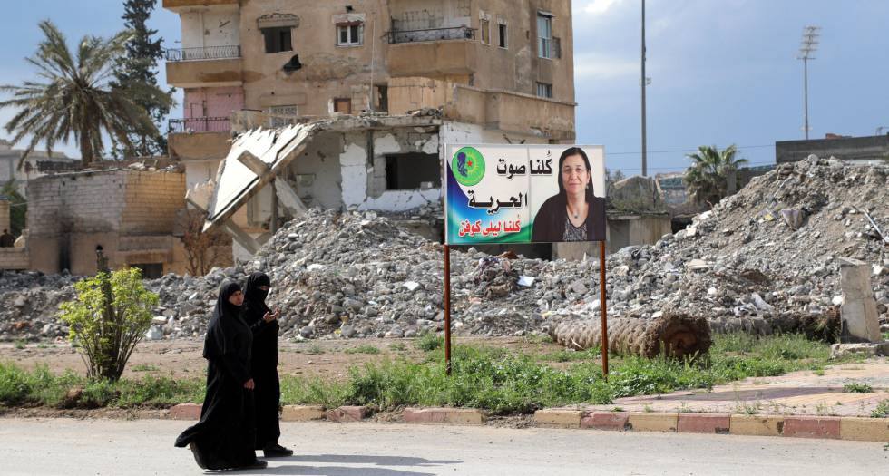 Dos mujeres sirias pasan ante las ruinas de edificios, el pasado día 1 en Raqa.
