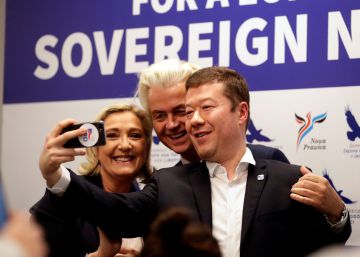 El ultraderechista checoTomio Okamura (a la derecha) junto a Marine Le Pen y el holandés Geert Wilders este jueves en Praga. 