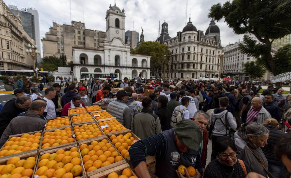 Productores de fruta reparten mercadería gratis en la Plaza de Mayo de Buenos Aires para reclamar ayudas oficiales para el sector, el martes 23 de abril.