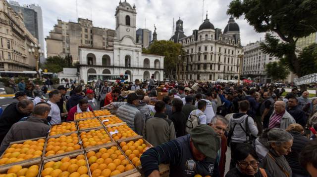 Productores regalan fruta gratis en la Plaza de Mayo.